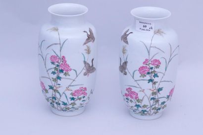null Paire de vases ovoïdes à petit col en porcelaine de style famille rose, à décor...