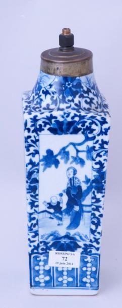 null Vase quadrangulaire à décor en bleu sous couverte, chaque face ornée de personnages...