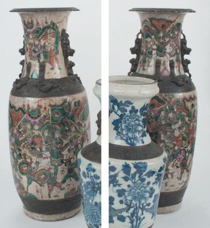 null Paire de vases à décor polychrome en grès de Nankin à décor de scènes de combat....