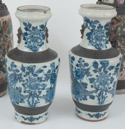 null Paire de vases en grès. Décor blanc bleu de dragon avec cachet en creux. (léger...