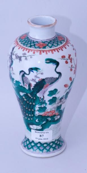 null Vase en porcelaine émaillée à décor de paons. Chine