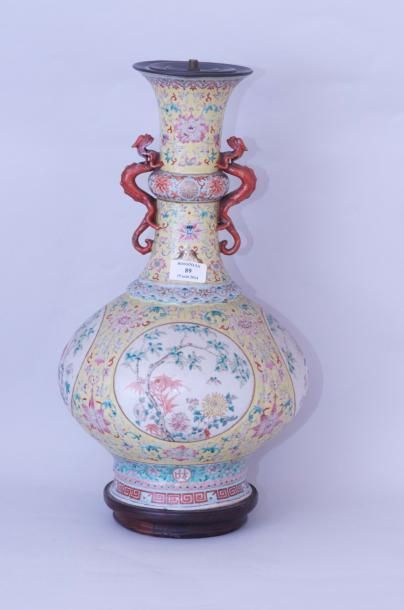 null Vase pansu à haut col orné de dragons en relief, en porcelaine émaillée à dominante...