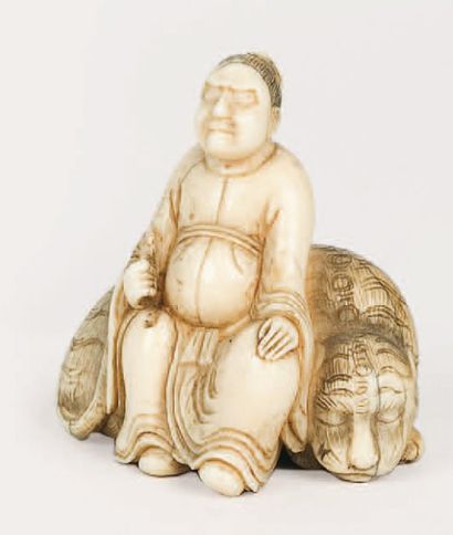 null Netsuke en ivoire présentant un arhat assis près de son tigre. Japon, XIXe siècle....