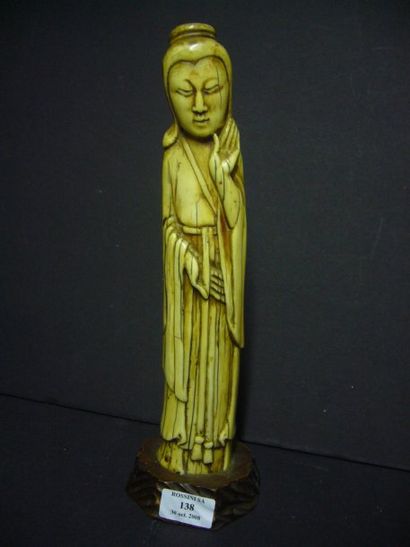 null Sujet en ivoire de belle patine, présentant un philosophe en méditation. Chine,...