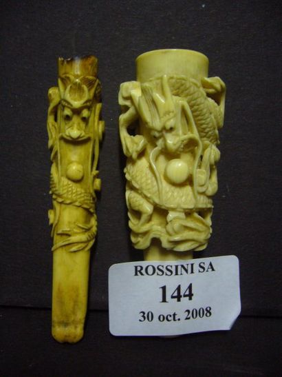 null Deux fume- cigarettes en ivoire. Sculptés de Dragons. Chine. Hauteur : 8 cm...