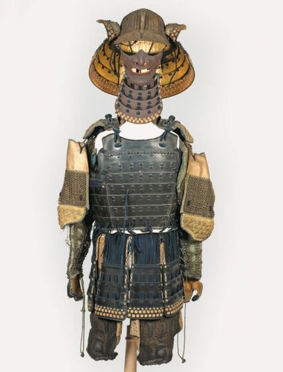 null Armure complète, comportant: le kabuto de type hoshibachi en fer laqué brun,...