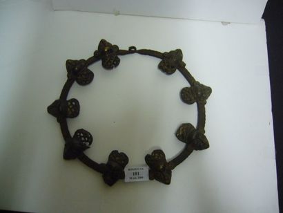 null Torque de Fon BAMOUN ou TIKAR (Cameroun) En fer à décors de neuf têtes en bronze...
