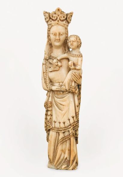 null Petite vierge à l'enfant gothique en ivoire sculpté Elle est debout et porte...