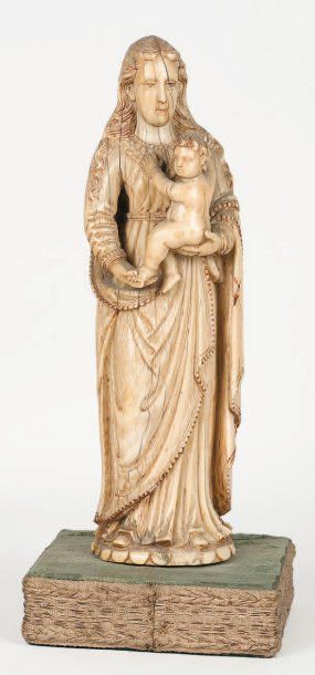 null Vierge à l'enfant en ivoire sculpté du XVIIe siècle. Elle est debout tenant...