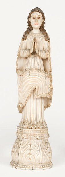 null Curieuse Vierge de l'assomption en ivoire sculpté. Cette statue debout est vêtue...