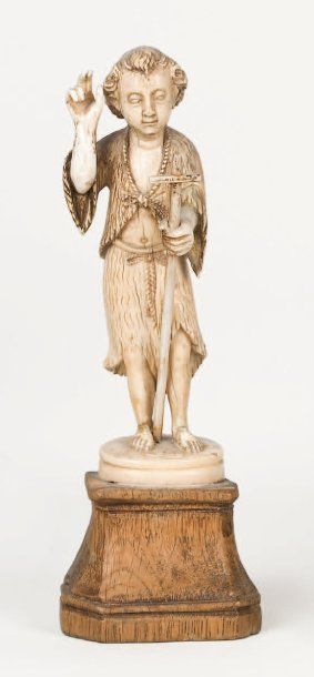 null Saint Jean-Baptiste bénissant en ivoire sculpté. Il est vêtu de son vêtement...