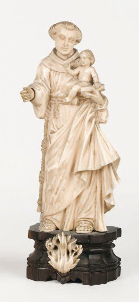 null Saint Antoine de Padoue en ivoire sculpté. Il porte l'enfant Jésus sur sa main...