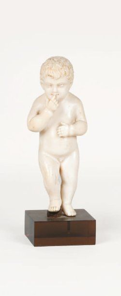 null Enfant Jésus en ivoire sculpté. Il est nu, un bras portant sa main droite à...