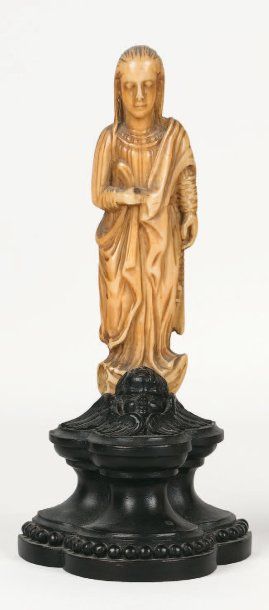 null Vierge de l'assomption en ivoire sculpté. Elle repose sur un croissant de lune,...