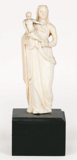 null Petite Vierge à l'enfant en ivoire sculpté. Elle est représentée debout tenant...