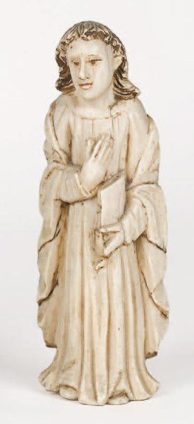 null Saint Jean en ivoire sculpté. Il est représenté debout vêtu d'une longue tunique...