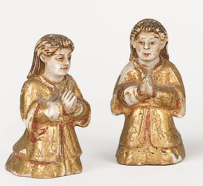null Deux femmes priant à genoux en ivoire sculpté et doré. Elles ont les mains jointes...