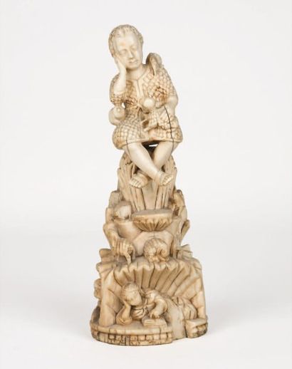 null Christ au bon pasteur en ivoire sculpté. Cette figure est animée de deux lions...