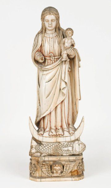 null Importante et curieuse Vierge à l'enfant en ivoire sculpté. Elle est représentée...