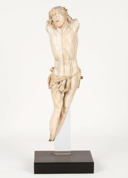 null Christ en ivoire sculpté du XVIIe siècle. Ce beau christ dynamique est tout...