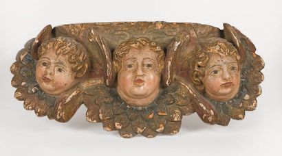 null Trois têtes d'anges en bois sculpté polychrome doré formant console. Ce bel...