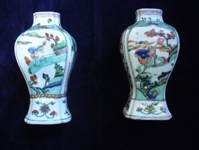 null Paire de vases de forme balustre en porcelaine de Canton, à décor alternés de...