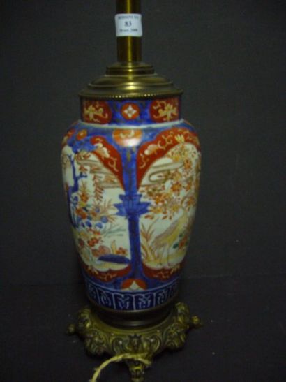 null Vase monté en lampe en porcelaine d'Imari à décor d'oiseaux et de végétaux....