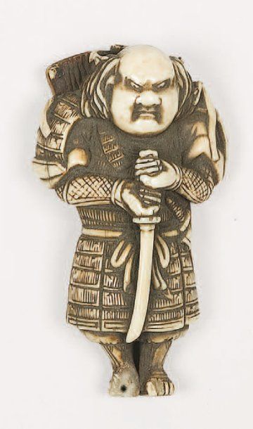 null Netsuke en ivoire représentant un samouraï tenant son katana. Japon, fin XVIIIe,...