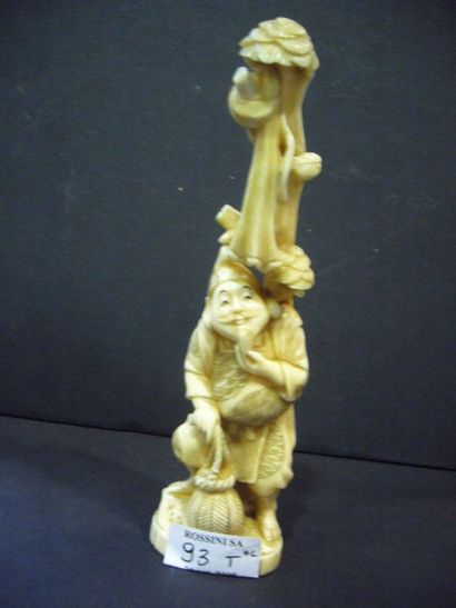 null Okimono en ivoire représentant le dieu du Bonheur EBISU sous un pin où est accroché...