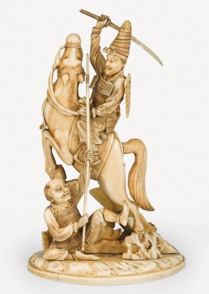 null Okimono en ivoire représentant un samouraï à cheval, combattant un fantassin....