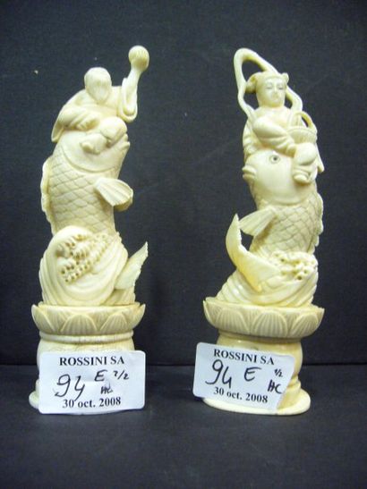 null 2 Okimono en ivoire formant une paire représentant un sage et une déesse assis...