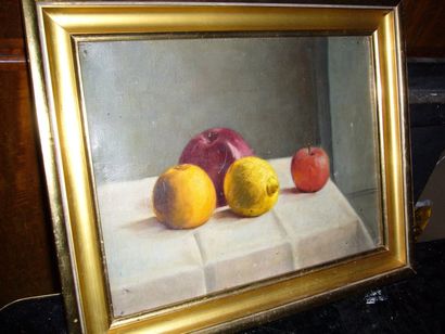 Ecole Moderne Fruits sur une nappe blanche, huile sur toile, trace de signature en...