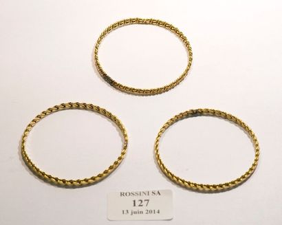 null Trois bracelets rigides en or jaune 18 K gravé. (marques de soudures). Poids...