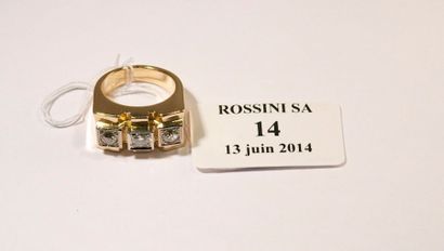 null Bague chevalière en or jaune 18 K ornée au centre de trois diamants ronds demi-taille...