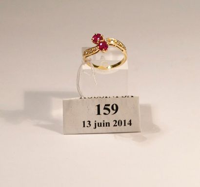 null Bague croisée en or jaune, sertie de deux rubis ronds et de petits brillants....