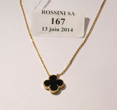 null Collier chaînette retenant un motif trèfle serti d'onyx. VAN CLEEF&ARPELS, modèle...