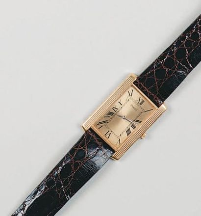 PIAGET Montre bracelet d'homme de forme rectangulaire en or jaune 18 K. Cadran satiné,...