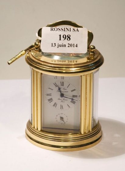 MAISON L'EPÉE à Paris Pendulette en métal doré. Cadran à chiffres romains, avec clé....