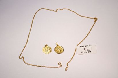 null Lot en or jaune 18 K comprenant: un collier articulé et deux médailles de baptême....