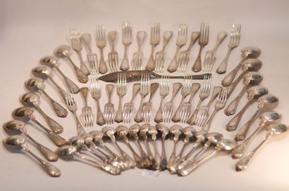 null Ensemble de couverts en argent à décor de feuilles d'acanthe et coquilles. Elle...