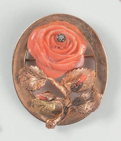 null Broche en ors 18 K de plusieurs tons ajouré et gravé figurant une rose en corail...