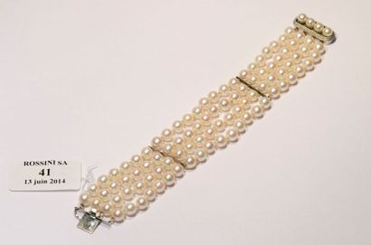 null Bracelet quatre rangs de perles de culture choc ker, le fermoir en or gris 585...