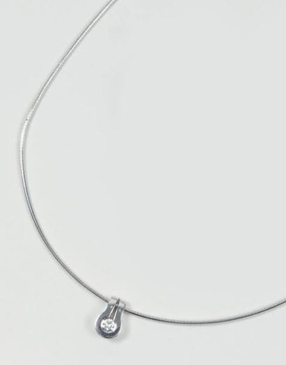 null Collier " câble " souple en or gris 18 K, retenant en pendentif un diamant rond...