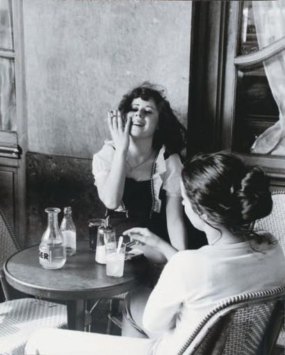 IZIS (Israëlis Bidermanas, dit) 1911-1980 Jeunes femmes à une table de café, ca....