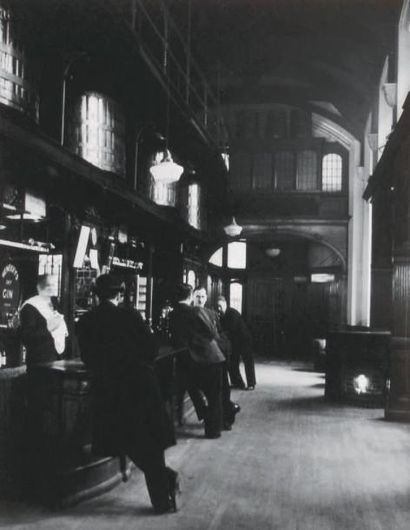 IZIS (Israëlis Bidermanas, dit) 1911-1980 Hommes dans un pub, Londres, ca. 1955 Tirage...