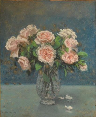 Arsène CHABANIAN Roses au vase de verre Pastel sur carton (piqûres et légers frottements),...
