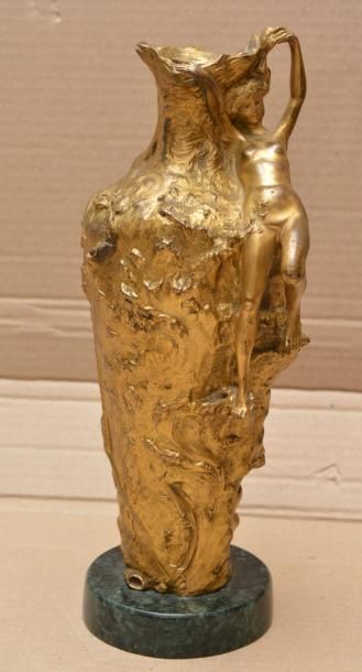 Jules MÉLIODON Nymphe aquatique, 1896 Vase en bronze doré (usures) sur socle en marbre...