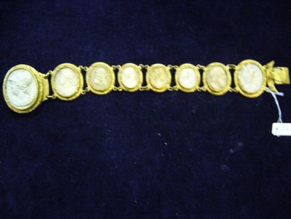 null Bracelet orné de 8 médaillons ovales" figures à l'antique" en chute monture...