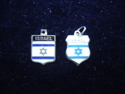 null 17 pendentifs "Israël" deux modèles. émail et monture argent. 18,30 g.