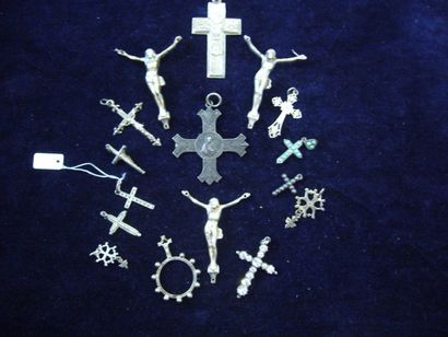 null 13 croix, 1 dizainier et 2 Saint Esprit Argent. 50,30 g.